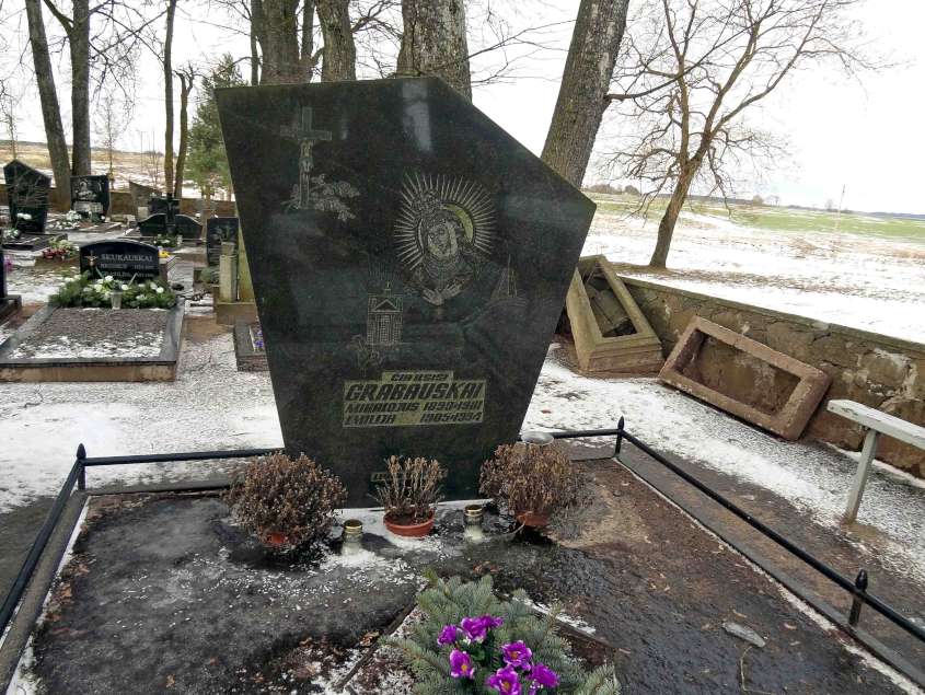 Kriklinų kaimo kapinėse, Pasvalio r., ilsisi du kartus savanoriškai į Lietuvos kariuomenę įstojusio Mikalojaus (Miko) Grabausko (1899–1981), palaikai. Po to, kai 1920 m. sausio 16 d. M. Grabauskas dėl silpnos sveikatos buvo atleistas iš karinės tarnybos, antrą kartą jis savanoriu tapo 1920 m. spalio 13 d., t.y. praėjus kelioms dienoms po to, kai Lenkija sulaužė Suvalkų sutartį ir okupavo Vilnių. Algimanto Stalilionio nuotrauka.