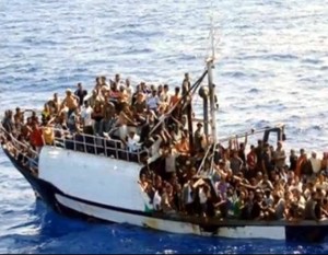 Migrantai perpildytame laive | youtube.com sustapdyta akimirka