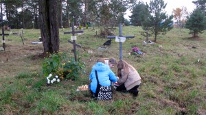 Neatpažintųjų kapus puošia vaikai. Nuotrauka iš N. Marcinkevičienės asmeninio archyvo.