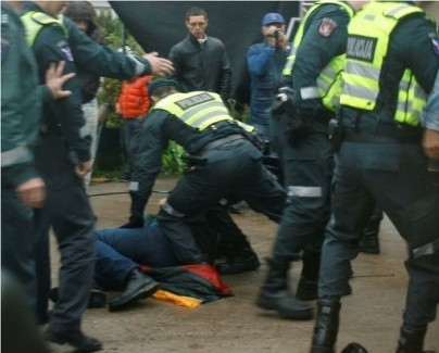 Policijos smurtas Garliavoje 2012 m. gegužės 17 d. | youtube.com stop kadras