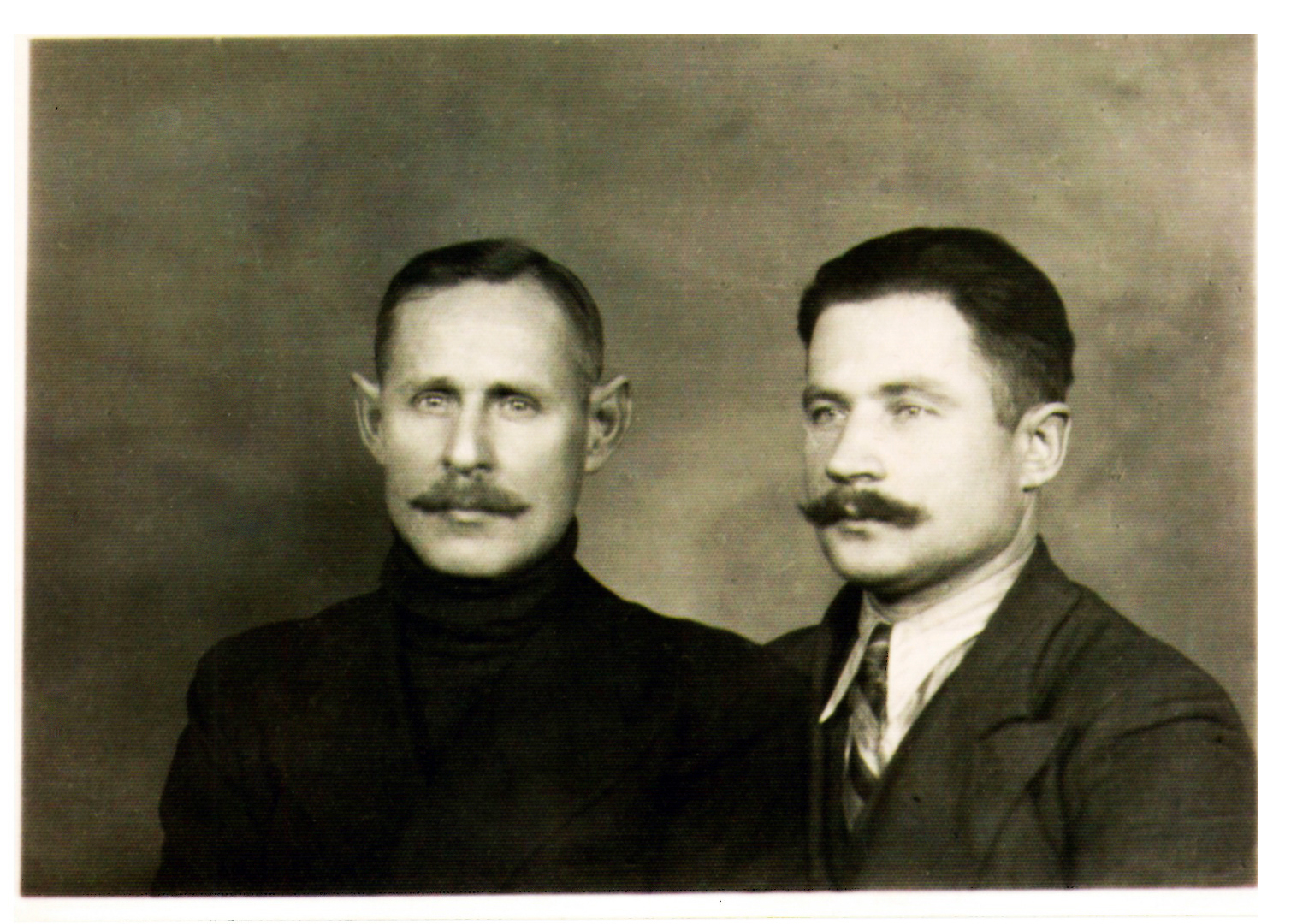 11 pav. Katedros lobyno slėpėjai: Kajetanas Gratulevičius (kairėje) ir Janas Malyško, 1939 m. rudenį Vokietijai užpuolus Lenkiją, kaip gedulo ženklą užsiaugino ūsus. Nuotr. iš A. Malyško asmeninio archyvo