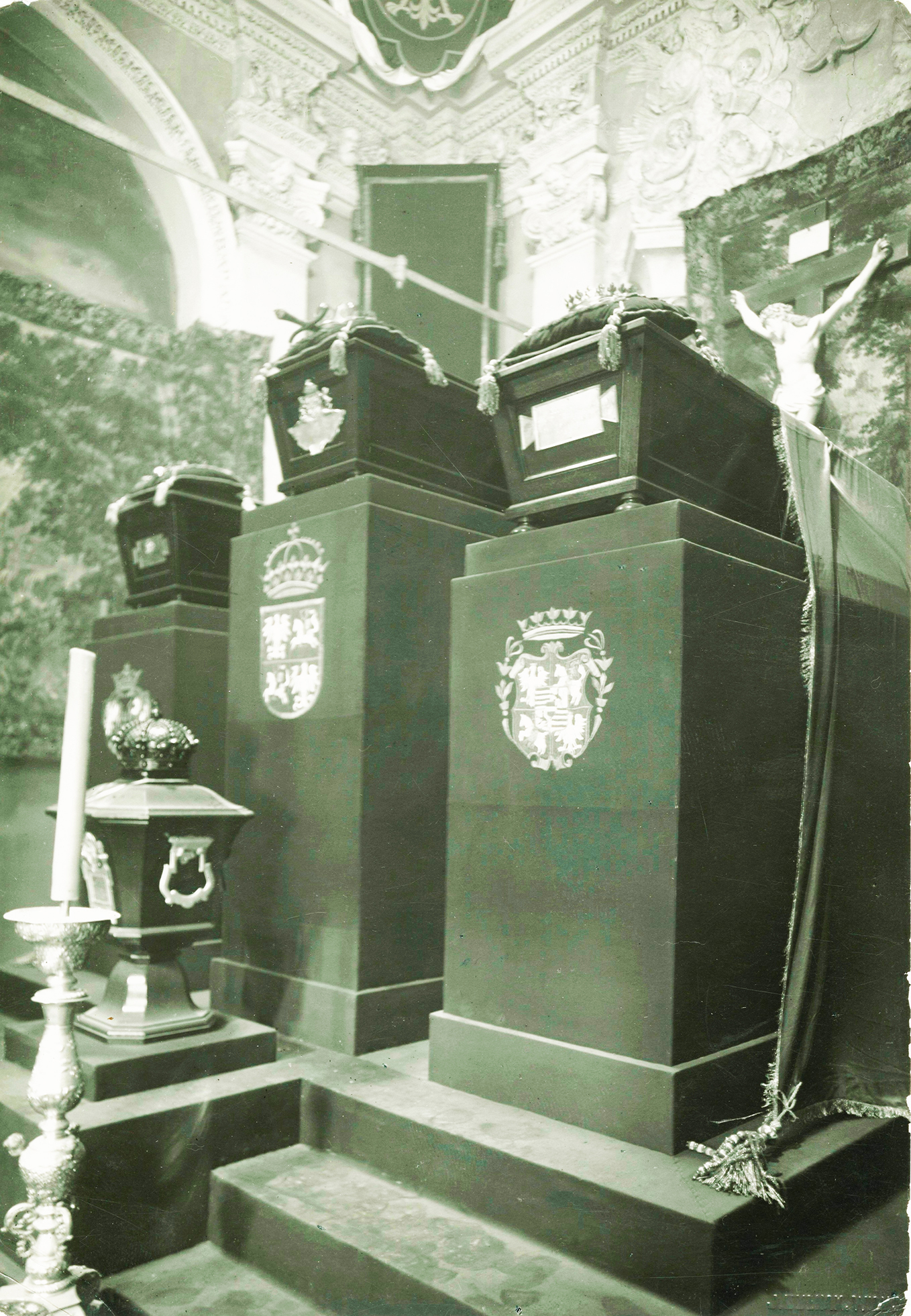 9 pav. Karališkieji palaikai provizoriniame mauzoliejuje po 1933 m. rugsėjo 21 d. Nuotr. iš LVIA f. 1135-3-308(28)