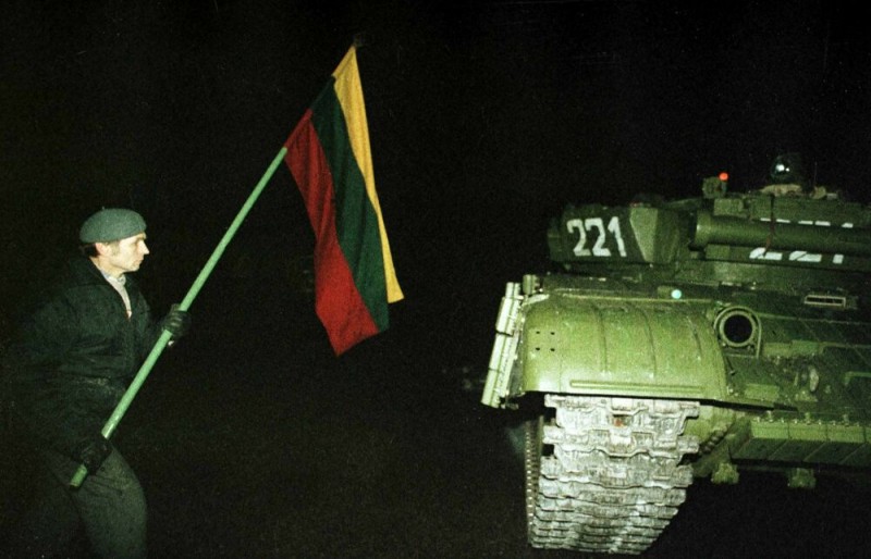 Sausio 13-oji:  Žmogus su vėliava šalia tarybinio tanko | kam.lt nuotr.