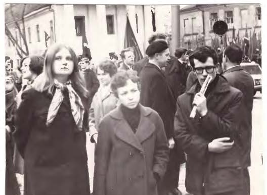 Prieš vieną iš privalomų demonstracijų. Iš kairės: R. Jakutytė, D.a. Mieliauskaitė, K. Rastenis |Nuotr. iš asmeninio archyvo