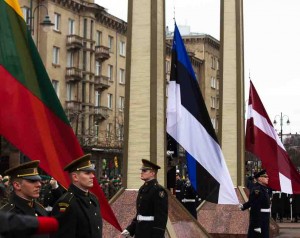Kovo 11-ąją Nepriklausomybės aikštėje iškeltos trijų Baltijos valstybių vėliavos | Alkas.lt, A. Sartanavičiaus nuotr.