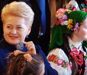 Prezidentė su Vilniaus krašto vaikais dažė margučius | youtube.com stop kadras