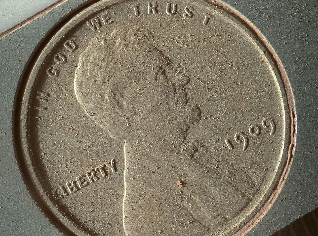 Vieno JAV cento vertės moneta marsaeigyje „Curiosity“. Ji naudojama vaizdo objektyvų kalibravimui. NASA nuotr.