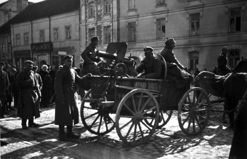 Lenkų kariuomenės kulkosvaidininkai su patranka Pilies gatvės pradžioje. 1919 m. Jano Bulhako nuotrauka | LCVA nuotr.