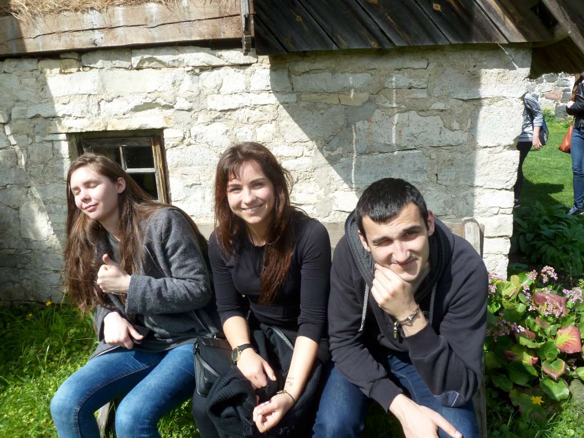 Liepa, Anita, Edvardas lietuviai iš Urugvajaus, Rusijos ir Izraelio pasirinkę studijas Lietuvoje. Muhu saloje įsikūrusiame etnografijos muziejuje | Rengėjų nuotr.