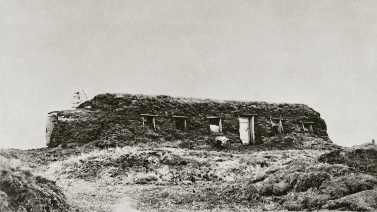 Pirmoji Bykovo kyšulyje pastatyta jurta. Joje gyveno lietuviai ir suomiai, apie 12 šeimų. Jakutija, 1951 m. | Lietuvos nacionalinis muziejus, J. Eidukaičio nuotr.