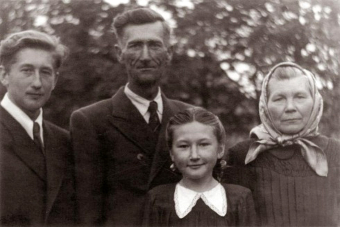 Henrikas Čigriejus su tėvais Antanu, Apolonija ir seserimi Dalia Regina, 1952 m. | asmeninė nuotr.