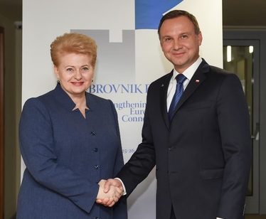 Lietuvos-Respublikos-Prezident%C4%97-Dalia-Grybauskaite-ir-Lenkijos-Prezidentas-Andrzejus-Duda_lrp.lt_-e1512514928801.jpg