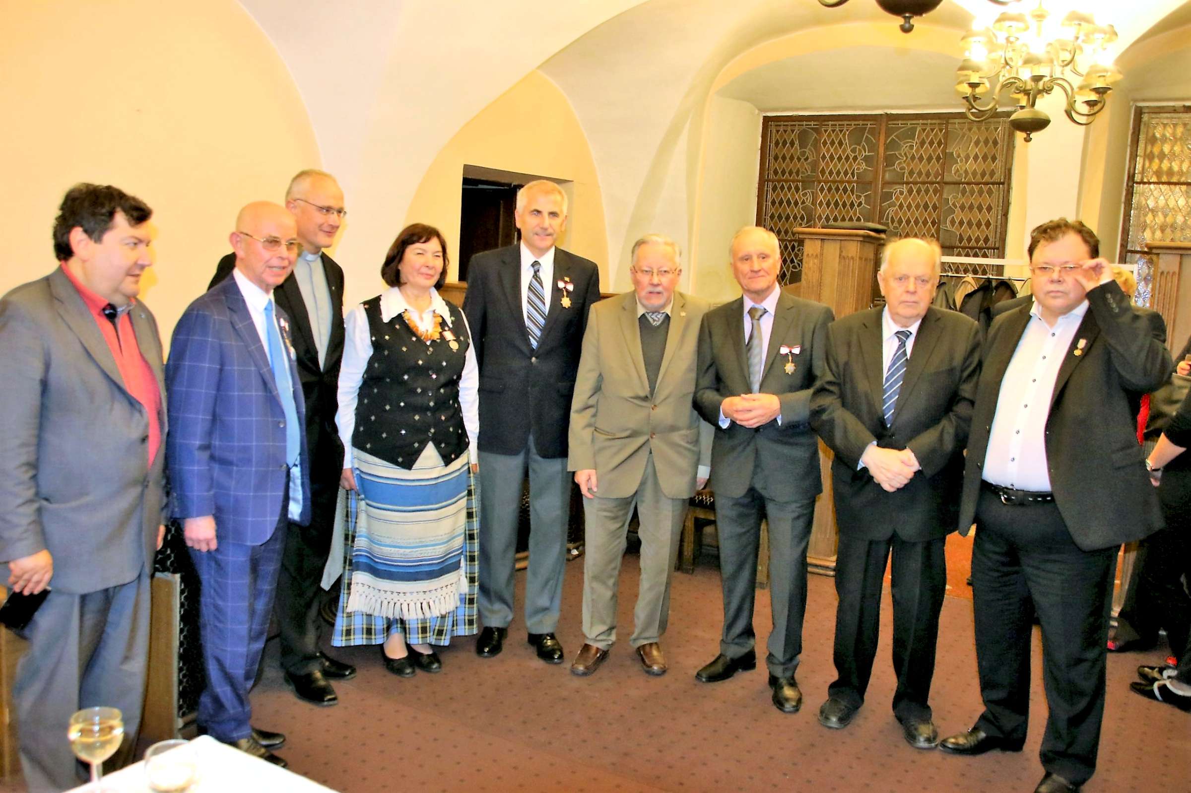 Iš kairės: E. Zingeris, A. Vinkus, kun. G. Vitkus, I. Burokienė, V. Ušackas, prof. V. Landsbergis, G. Burbulis, S. Šuškevičius, S. Povilaitis | J. Dingelio nuotr.