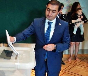 Balsuoja Nepaprastasis ir įgaliotasis Azerbaidžano ambasadorius Lietuvoje Hasanas Mammadzda | Alkas.lt, nuotr.