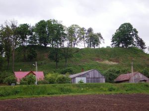 Veliuonos piliakalnis - Gedimino kapo kalnas | Wikipedia.org nuotr.