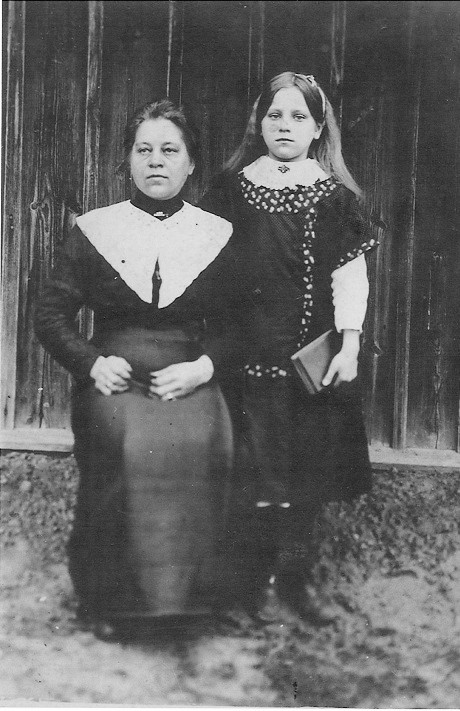 Janinos Čibirienės močiutė Adelė Kunigėnienė ir mama Monika Kunigėnaitė. Apie 1917 m.