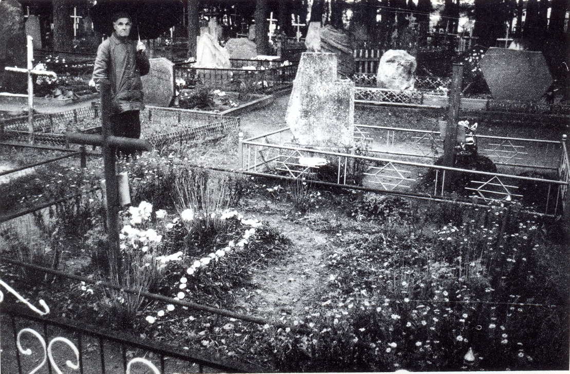 Partizanų būrio vado Kazio Miškinio-Vanago kapas, Švenčionėlių kapinės. Šalia stovi partizanas Kazys Činčikas-Lubinas | V. Striužo nuotr.
