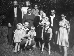 Razinsku seima. Pirmoje eileje viduryje berniukas – Jonas Razinskas.Apie 1948-50m