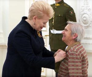 Lietuvos Respublikos Prezidentė įteikia apdovanojimą Faniai Jocheles–Brancovskajai | youtube.com stop kadras
