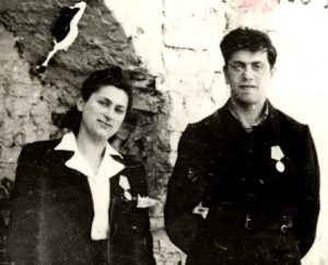 Fania Jocheles ir Michoelis Brancovskis 1944 m. liepą apdovanoti „Didžiojo tėvynės karo partizanų“ medaliais. Po 73 metų Lietuvos Prezidentūroje F. Jocheles–Brancovskajai toje pat vietoje ant krūtinės buvo užkabintas Riterio kryžius „Už nuopelnus Lietuvai“ | Archyvinė nuotr.
