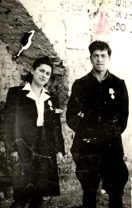 Fania Jocheles ir Michoelis Brancovskis 1944 m. liepą apdovanoti „Didžiojo tėvynės karo partizanų“ medaliais. Po 73 metų Lietuvos Prezidentūroje F. Jocheles–Brancovskajai toje pat vietoje ant krūtinės buvo užkabintas Riterio kryžius „Už nuopelnus Lietuvai“ | Archyvinė nuotr.