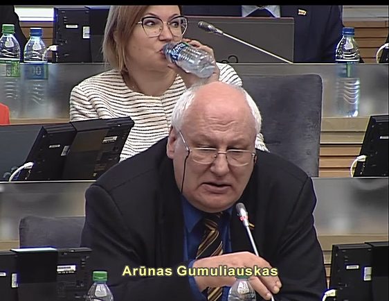 Už LLRA teikiamas Švietimo įstatymo pataisas balsuoti viešai agitavo tik vienas Seimo narys – Arūnas Gumuliauskas | Alkas.lt ekrano vaizdo nuotr.
