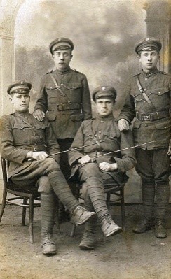 Giedraičių kautynių dalyvis Vincas Mackevičius (stovi kairėje) su kovos draugais. 1920 m. | V. Mackevičiaus anūko R. Jurgaičio archyvo nuotr.