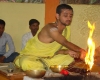 Aukojimo ugniai ritualas Vedų pažinimo mokykloje. R. Balkutės nuotraukos.