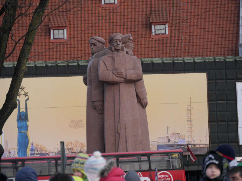 Šalia Laisvės statulos vis dar tebesipuikuoja paminklas trims raudoniesiems šauliams |  Alkas.lt, J.Vaiškūno nuotr.