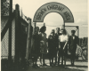 Bortkevičių ir Kalendrų šeimos prie pereinamosios stovyklos vartų. Brėmenas, 1949 m. (K. Kalendros nuotr., LNM)