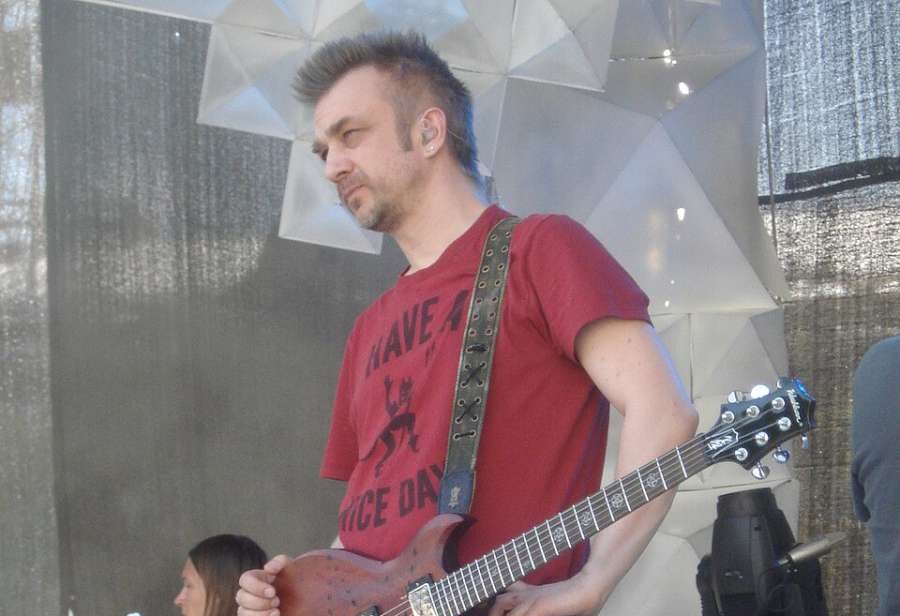 Andrius Mamontovas 2008 m. ant scenos su gitara