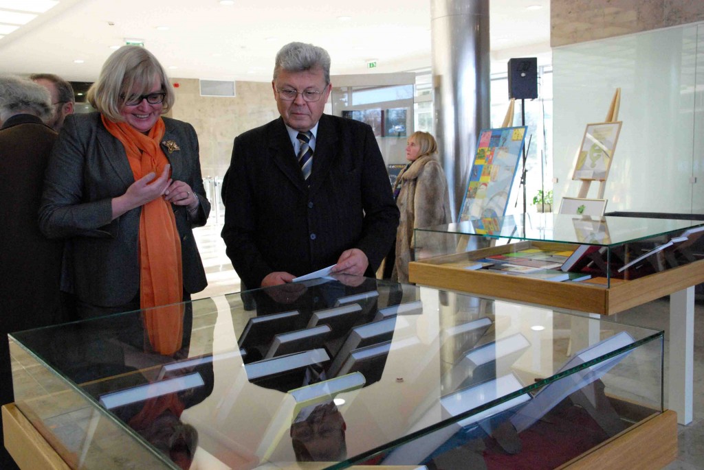 Lietuvių kalbos instituto direktorė doc. dr. J.Zabarskaitė ir Seimo pirmininko pavaduotojas Č.Stankevičius apžiūri parodą, S.Nemeikaitės nuotr.