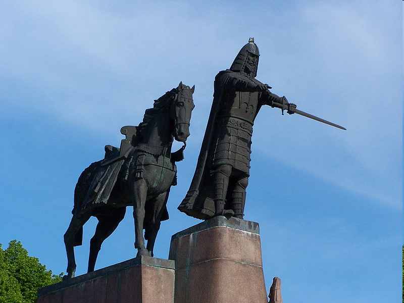 Paminklas Lietuvos Valdovui Gediminui (valdžisuiam 1316–1341 m.), pastatytas 1996 m., pagal skulptoriaus V.Kašubos projektą.