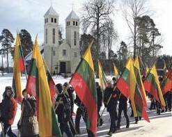 Iškilmingai Vasario 16-ąją paminėjo Šalčininkų Lietuvos tūkstantmečio gimnazijos mokiniai. K.Driskiaus nuotr.