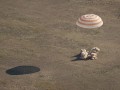 Kapsulė pasiekia Žemę. NASA nuotr.