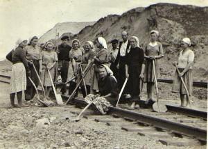 Tremtiniai dirba geležinkelio darbus (1956)