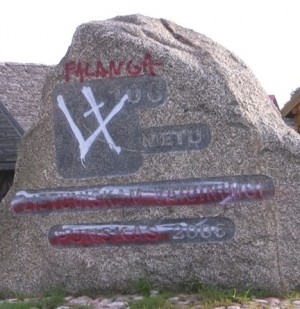 FALANGA grupuotės ženklas nuterliotas ant išniekinto lietuvių klojimo teatro 100-osioms metinėms skirto paminklo