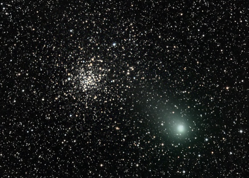 Garado kometa rugpjūčio pabaigoje praskriejo pro išraiškingą kamuolinį žvaigždžių spiečių M71 esantį Strėlės žvaigždyne | universetoday.com nuotr.