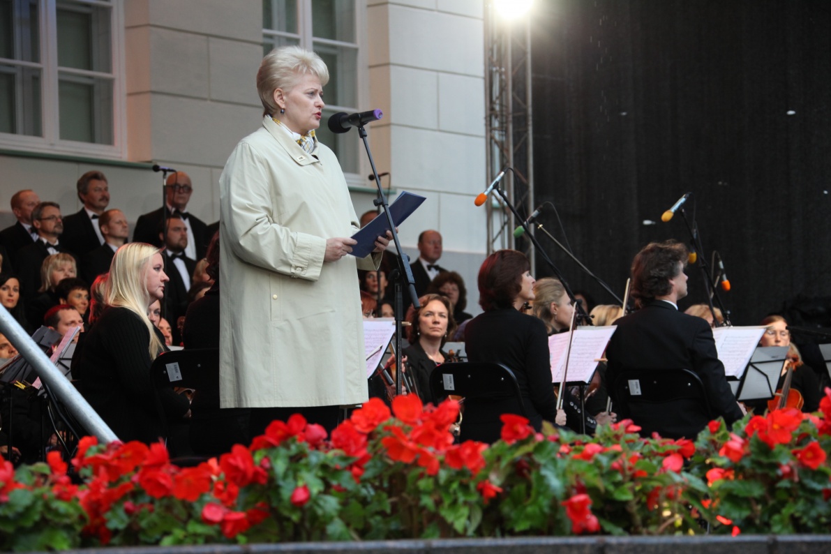 Prezidentė Mokslo ir žinių dienai skirtame šventiniame koncerte „Beauštanti aušrelė“ Vilniuje, S.Daukanto aikštėje | president.lt nuotr.