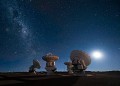 „ALMA“ radioteleskopai naktį. ESO nuotr.