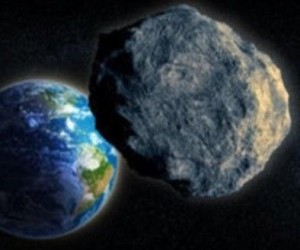Asteroidas lekia pro Žemė| dailymail.co.uk pav.