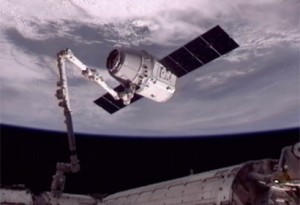 Robotinė ranka pagavo „Dragon“ kapsulę. NASA nuotr.