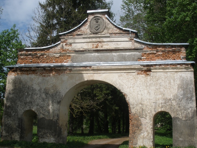 Dvaro buvusios reprezentacinės alėjos pradžioje stovi apgriuvę trijų pusapskričių arkų vartai, kuriu viršuje įkomponuotas reljefinis herbas
