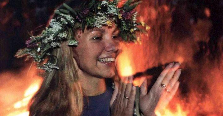 Mergina su Rasų vainiku prie Joninių laužo