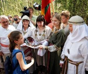Įšventimas į Romuvius Jorėje | V.Daraškevičiaus nuotr. Įšventimas į Romuvius Jorėje | V.Daraškevičiaus nuotr.