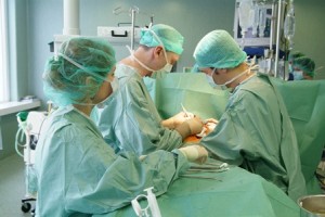 Širdies operaciją atlieka V.Tarutis | Santariškių klinikų nuotr.