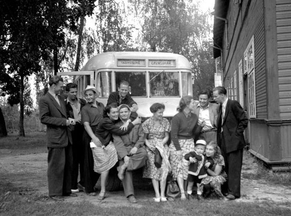 Panevėžio dramos teatro aktorių išvyka. Iš kairės: Algimantas Masiulis, Bronius Babkauskas, Vacys Blėdis (sėdi), už jo – Gediminas Karka, Ona Banionienė, Donatas Banionis. 1953 m. | LCVA. 1-22650
