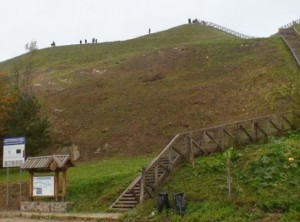 Sutvarkytas Seredžiaus piliakalnis traukia lankytojų žvilgsnius | Valstybinės saugomų teritorijų tarnybos nuotr.
