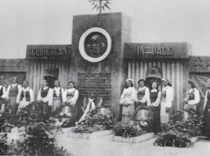 1942 m. pastatytas paminklas Obeliuose