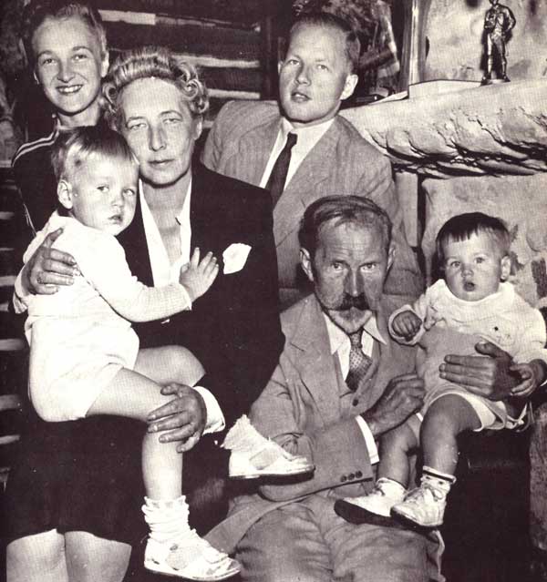 Antanas ir Sofija Smetonos su sūnaus Juliaus seima ir anukais. Cleveland, 1942